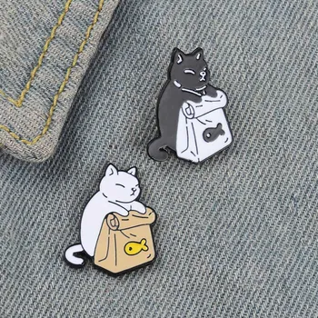 אמייל סיכות חמוד שחור לבן חתולים דגים מיובשים תיק סיכות דש תג בעלי חיים קריקטורה תכשיטים מתנה לילדים חברים.