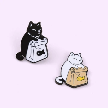 אמייל סיכות חמוד שחור לבן חתולים דגים מיובשים תיק סיכות דש תג בעלי חיים קריקטורה תכשיטים מתנה לילדים חברים.