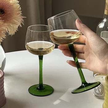 בציר קוקטייל שמפניה יין מבעבע זכוכית קריסטל ברור בבית קפה, חלב, מיץ כוס מזנון מסיבת אלכוהול משקה גביע