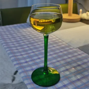 בציר קוקטייל שמפניה יין מבעבע זכוכית קריסטל ברור בבית קפה, חלב, מיץ כוס מזנון מסיבת אלכוהול משקה גביע