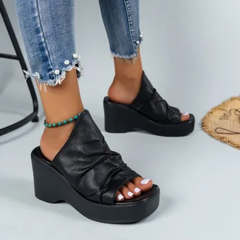 טריז נעלי נשי מעצב עור עם קפלים בלעדי עבה בוהן פתוח סנדלי גלדיאטור האופנה הקיץ השחור החדש גבוה העקב נעלי בית