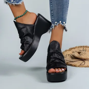 טריז נעלי נשי מעצב עור עם קפלים בלעדי עבה בוהן פתוח סנדלי גלדיאטור האופנה הקיץ השחור החדש גבוה העקב נעלי בית