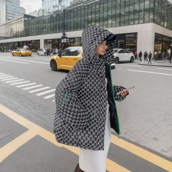סתיו חורף למטה מעיל כותנה נשים 2023 חדש קוריאני גרסה חופשי כובע קצר מודפס למטה מעיל כותנה נקבה העליון להאריך ימים יותר