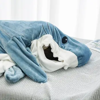 קריקטורה חמודה כריש שמיכה כריש שמיכה קפוצ 'ון כריש שמיכה סופר רך ונעים, פלנל, קפוצ' ון על ילד מבוגר על הספה הספה למיטה.